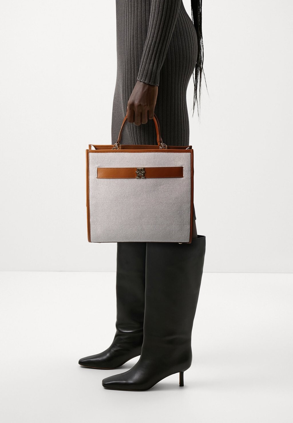 

Сумка LOGO MED SATCHEL CAN Tommy Hilfiger, цвет salt pepper/tan