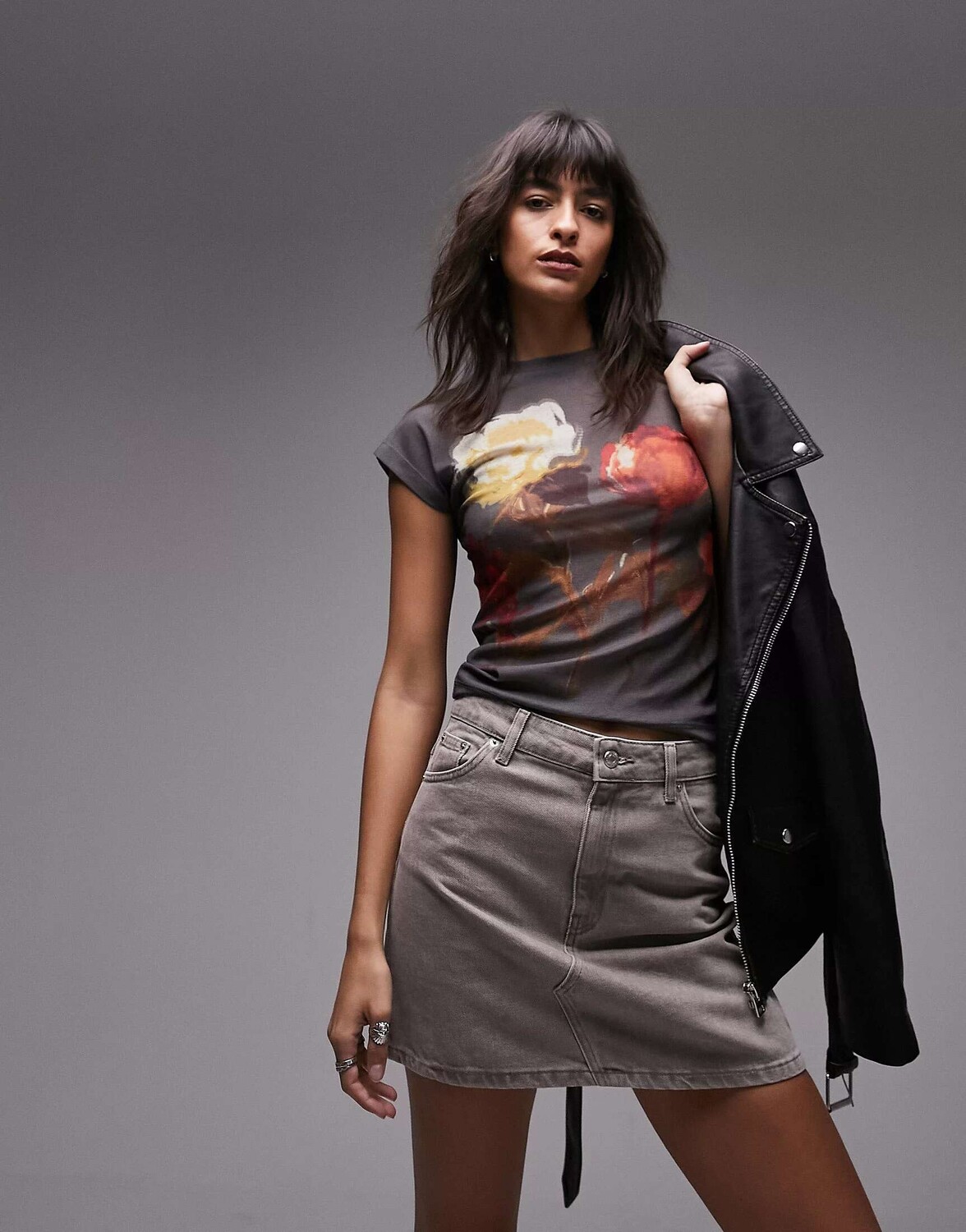 

Темно-серая футболка Topshop в сетку с кепкой и рукавами в виде пиона, Серый