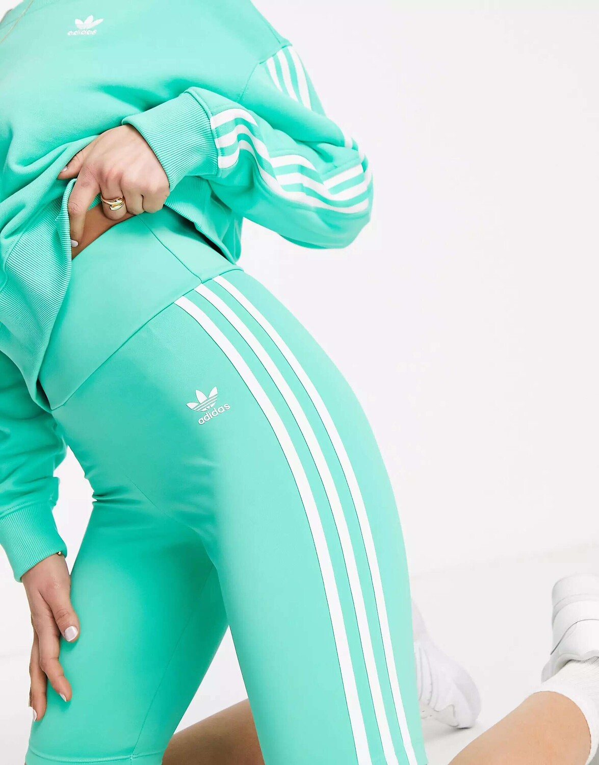 

Зеленые короткие леггинсы с тремя полосками adidas Originals adicolor