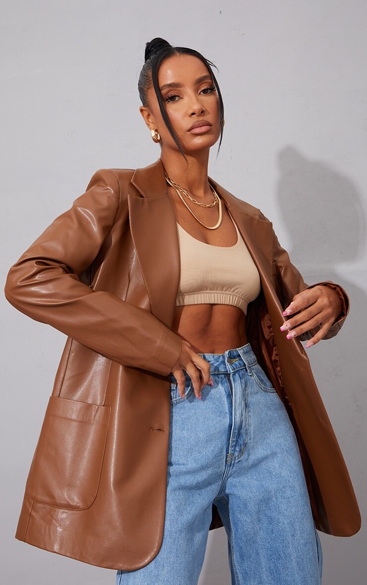 

PrettyLittleThing Большой пиджак из искусственной кожи шоколадного цвета с карманами спереди