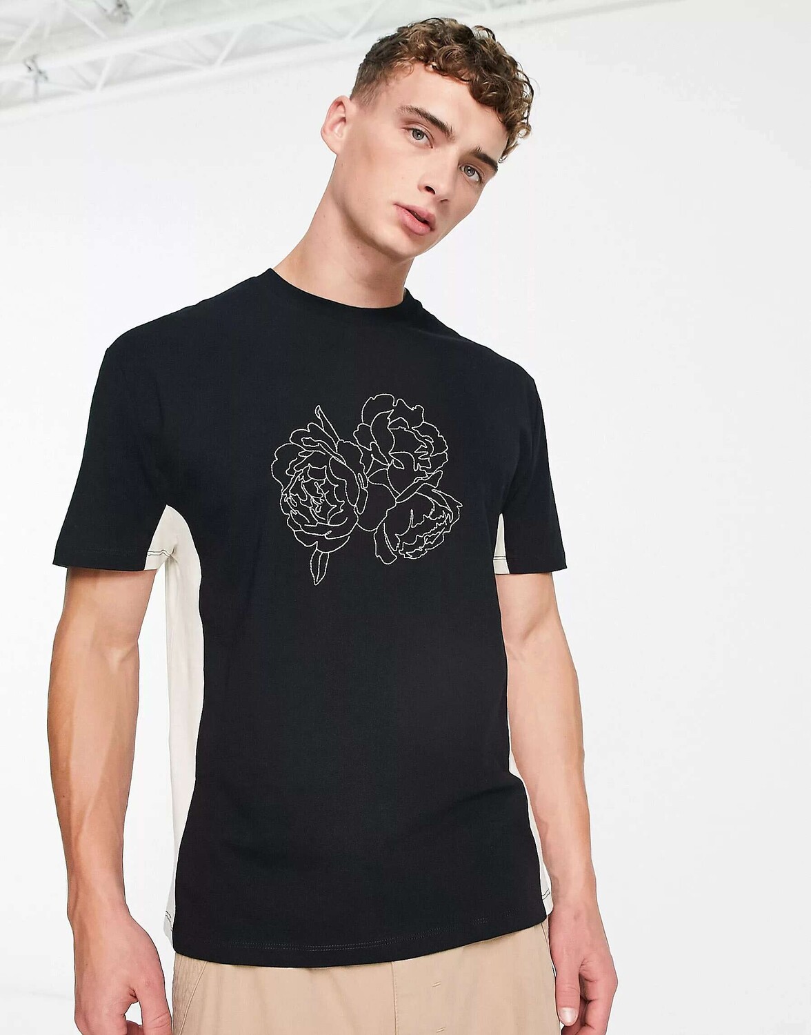 

Непринужденная футболка ASOS черно-белого цвета с комбинированными принтами, Черный