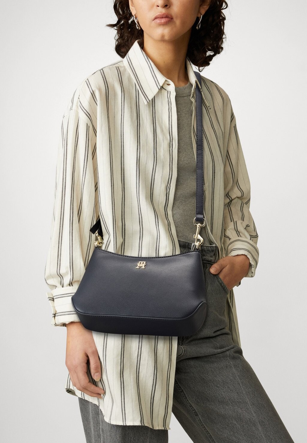 

Сумка на плечо STAPLE CROSSOVER Tommy Hilfiger, космический синий