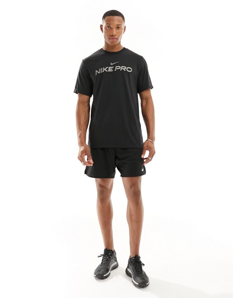 

Nike Pro Training — черная базовая футболка Nike