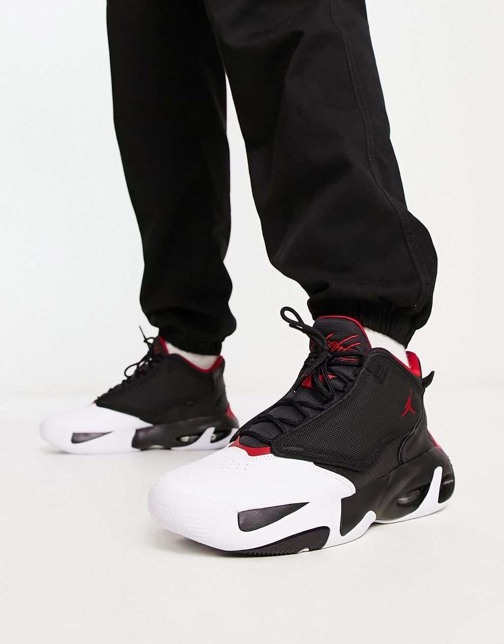 

Черные кроссовки Jordan Max Aura