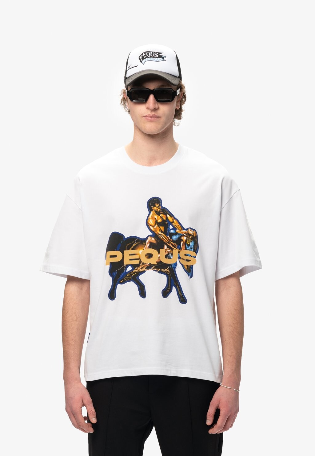 

Футболка с принтом PEQUS, белый