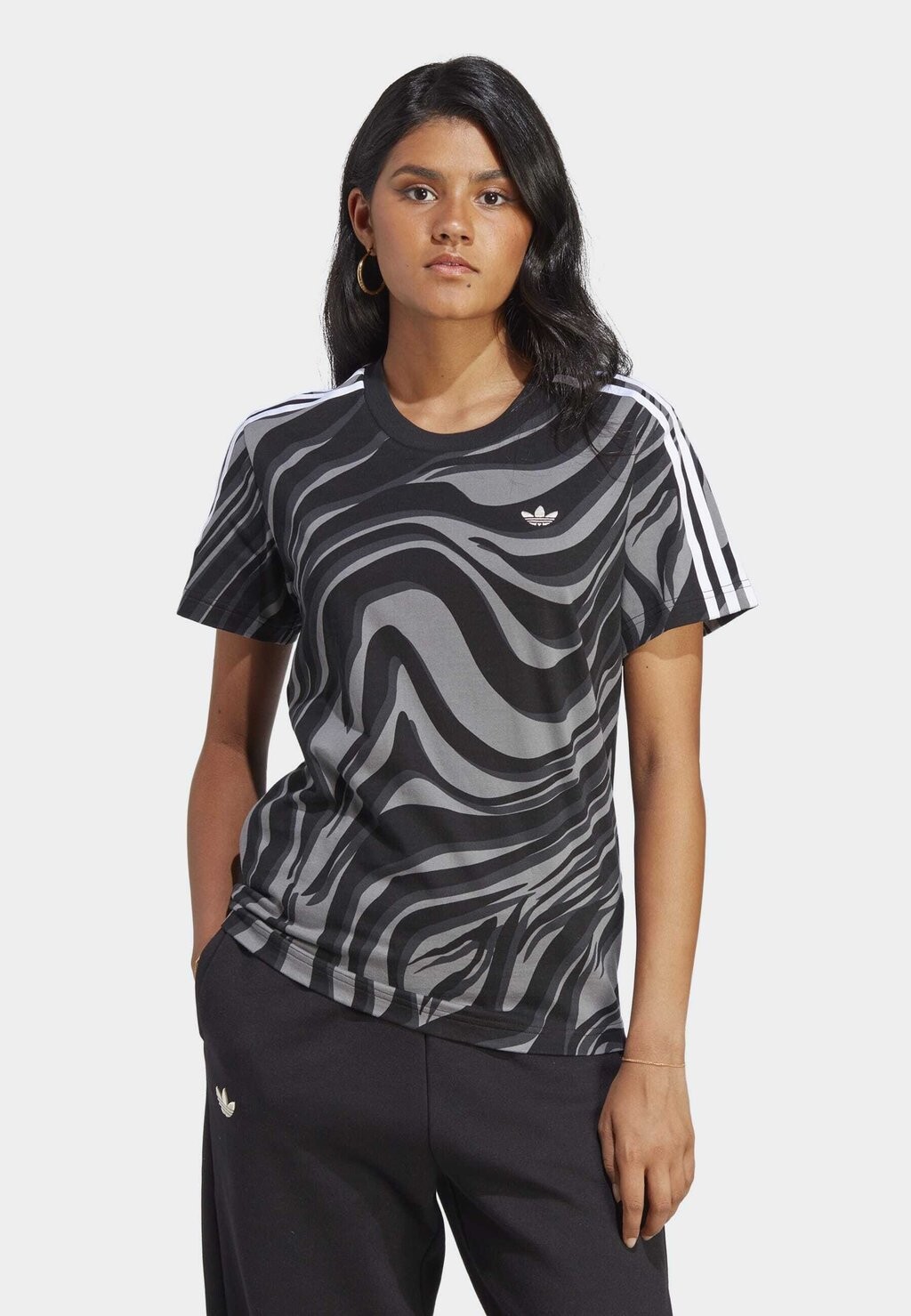 

Футболка с принтом adidas Originals, черный