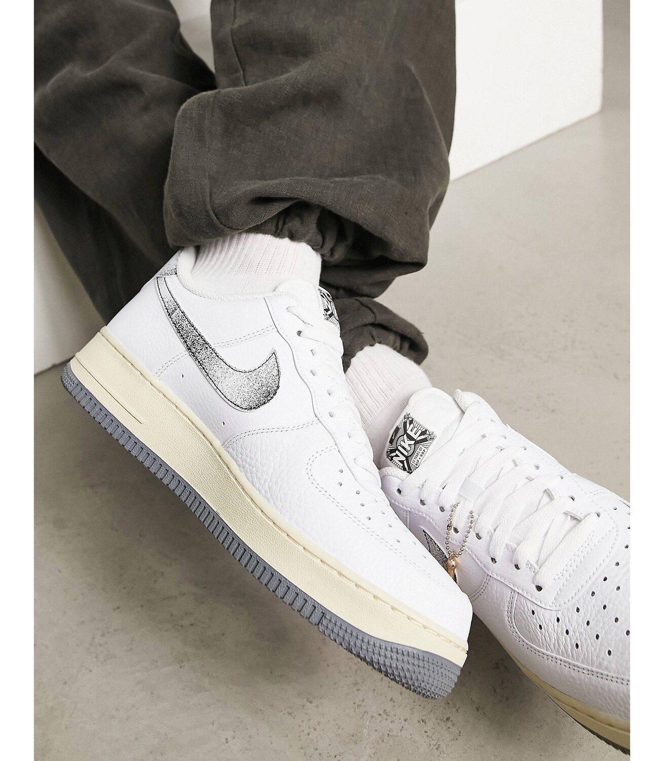 

Бело-серые кроссовки Nike Air Force 1 '07 Embedded