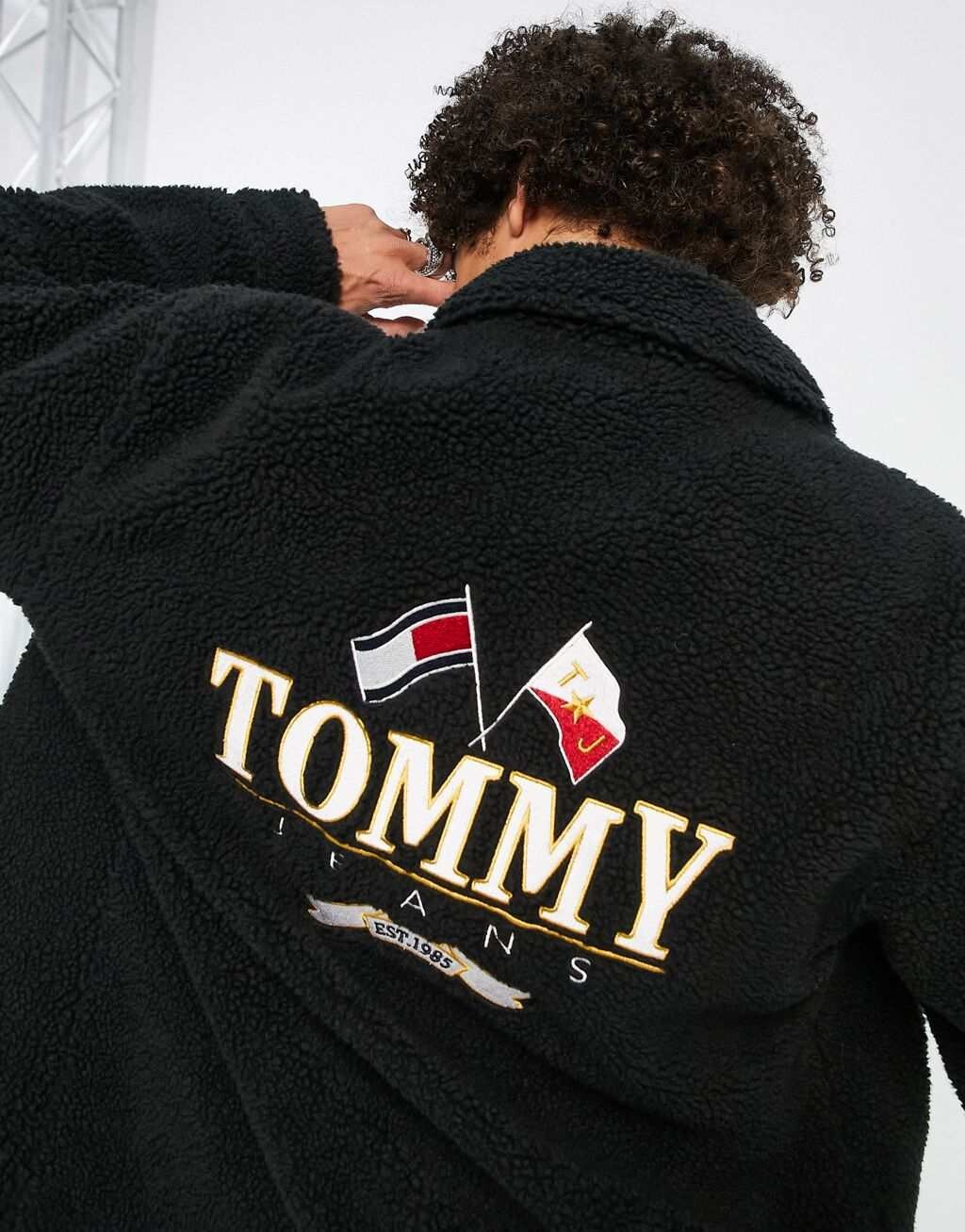

Черная рубашка из шерпы с логотипом Tommy Jeans Modern Prep Back