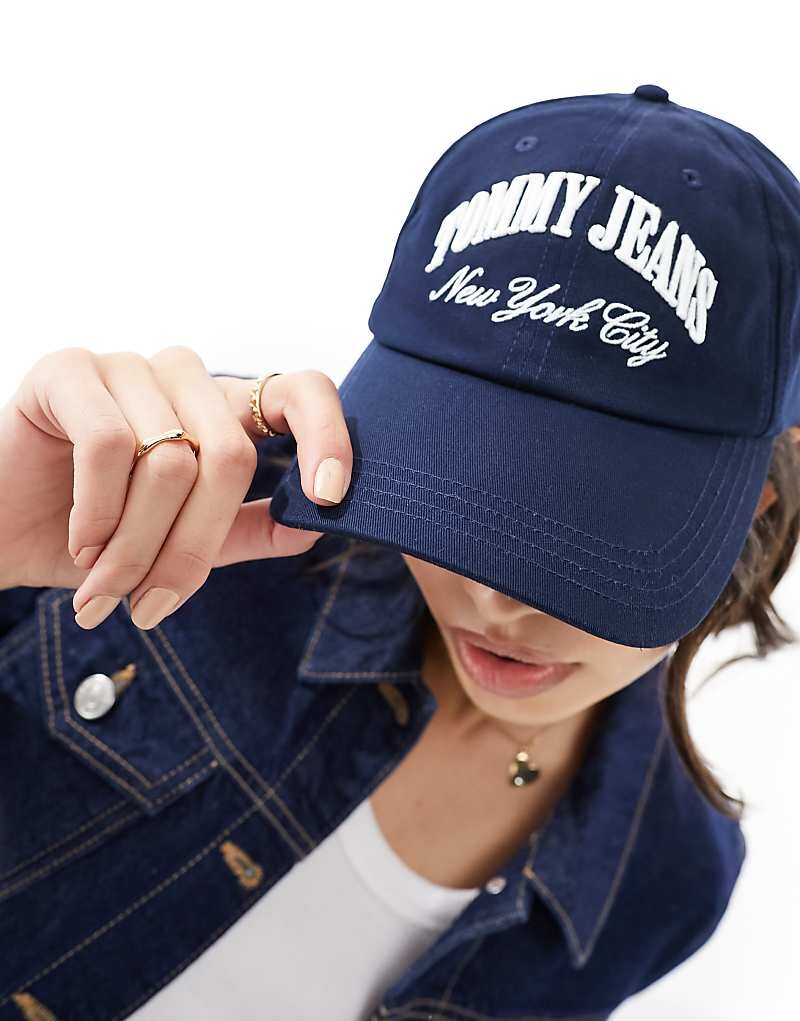 

Темно-синяя кепка Tommy Jeans – с надписью-логотипом