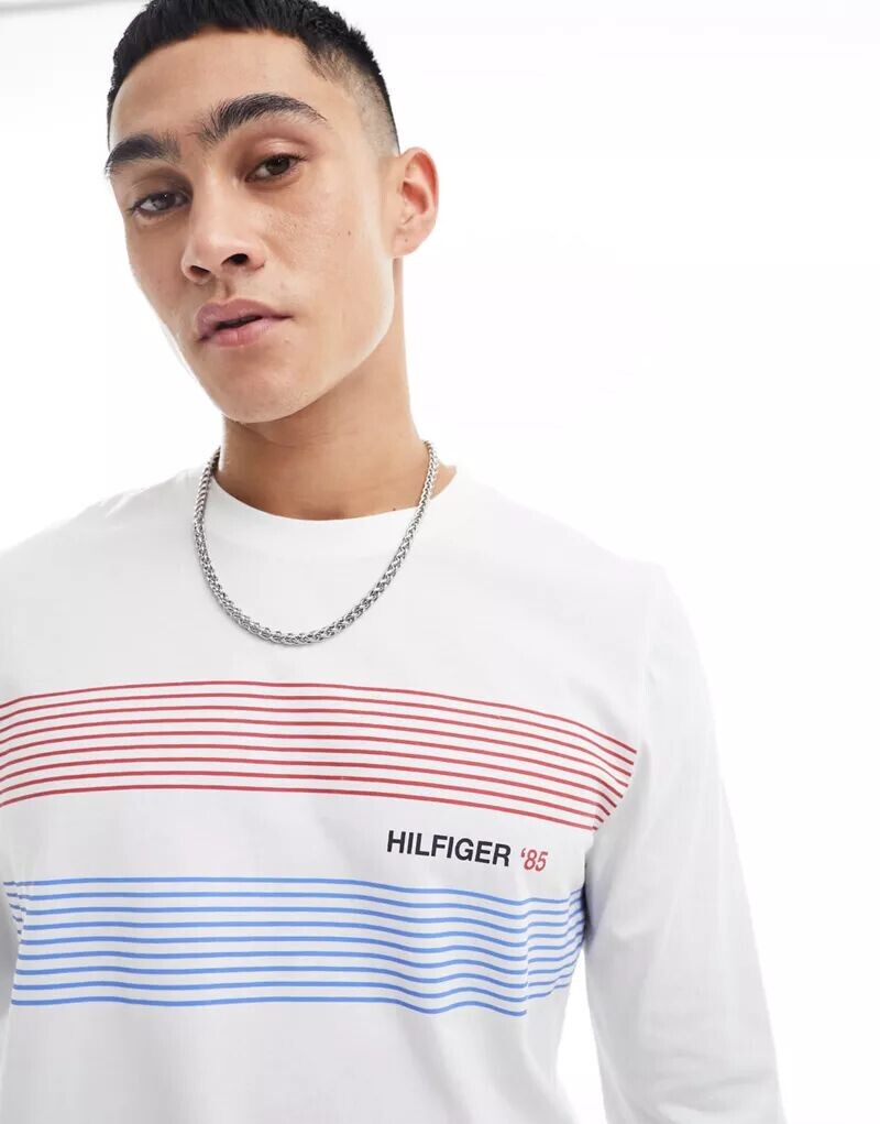 

Белая рубашка с длинными рукавами Tommy Hilfiger и логотипом Hilfiger 85 на груди