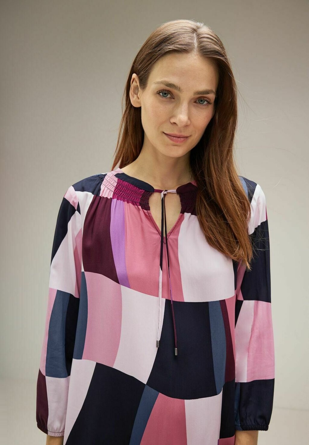 

Повседневное платье PRINT MIT SMOKDETAILS Street One, цвет pink