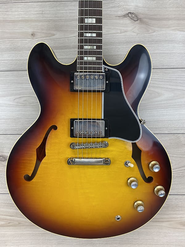 Электрогитара Gibson Custom 1964 ES-335 Reissue VOS - Vintage Burst