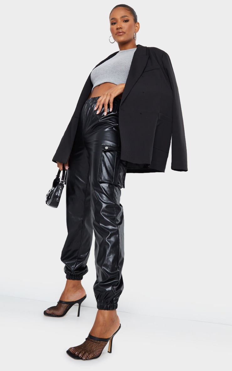 PrettyLittleThing Черные брюки карго из искусственной кожи черные брюки карго из искусственной кожи asos