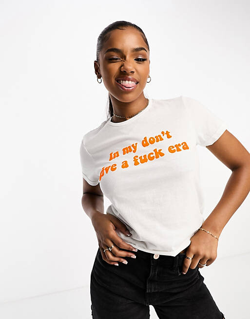 

Белая футболка с изображением эпохи «мне насрать» ASOS DESIGN