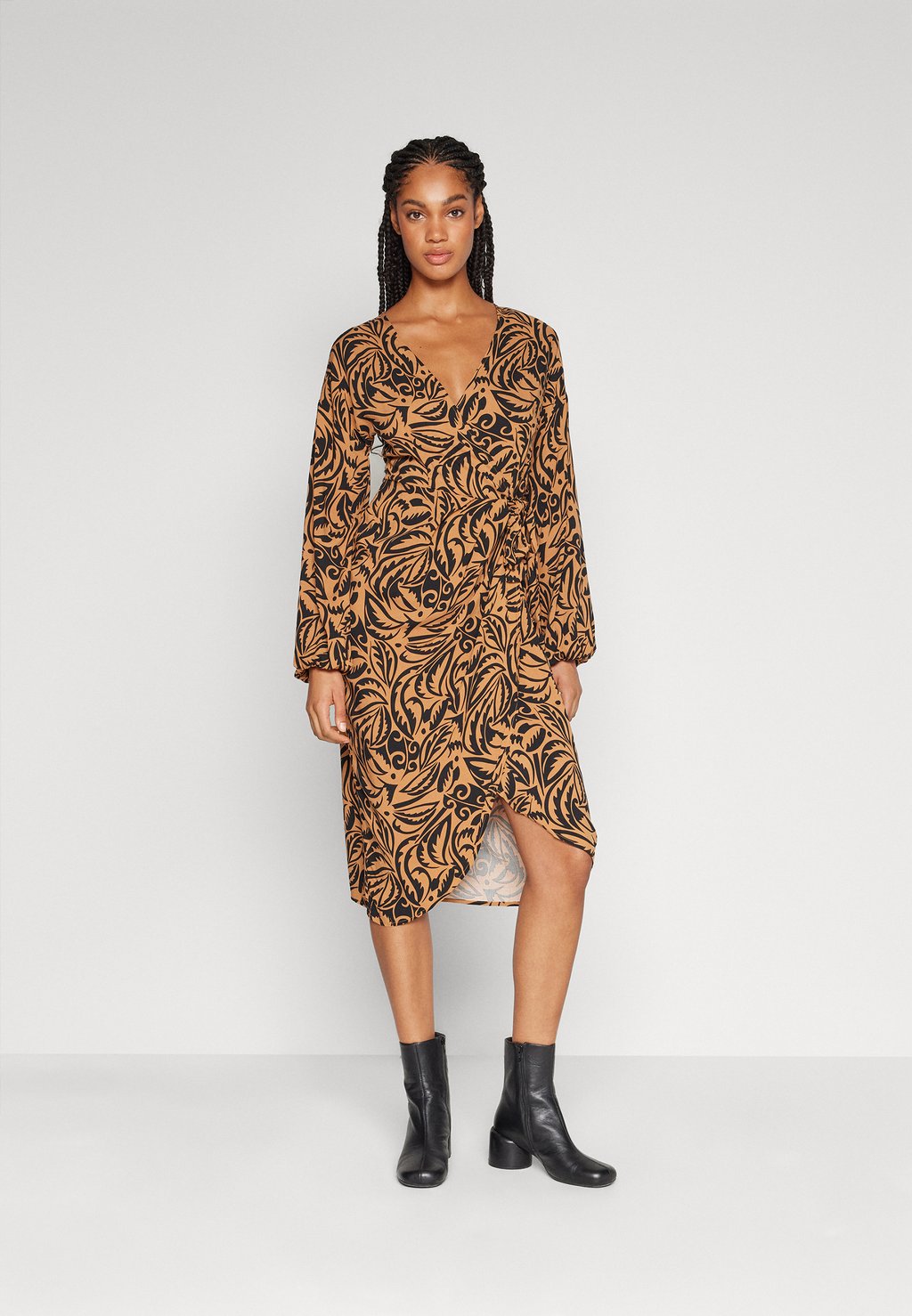 Летнее платье Vianja V-Neck Dress VILA, цвет tobacco brown/black wave leaf цена и фото