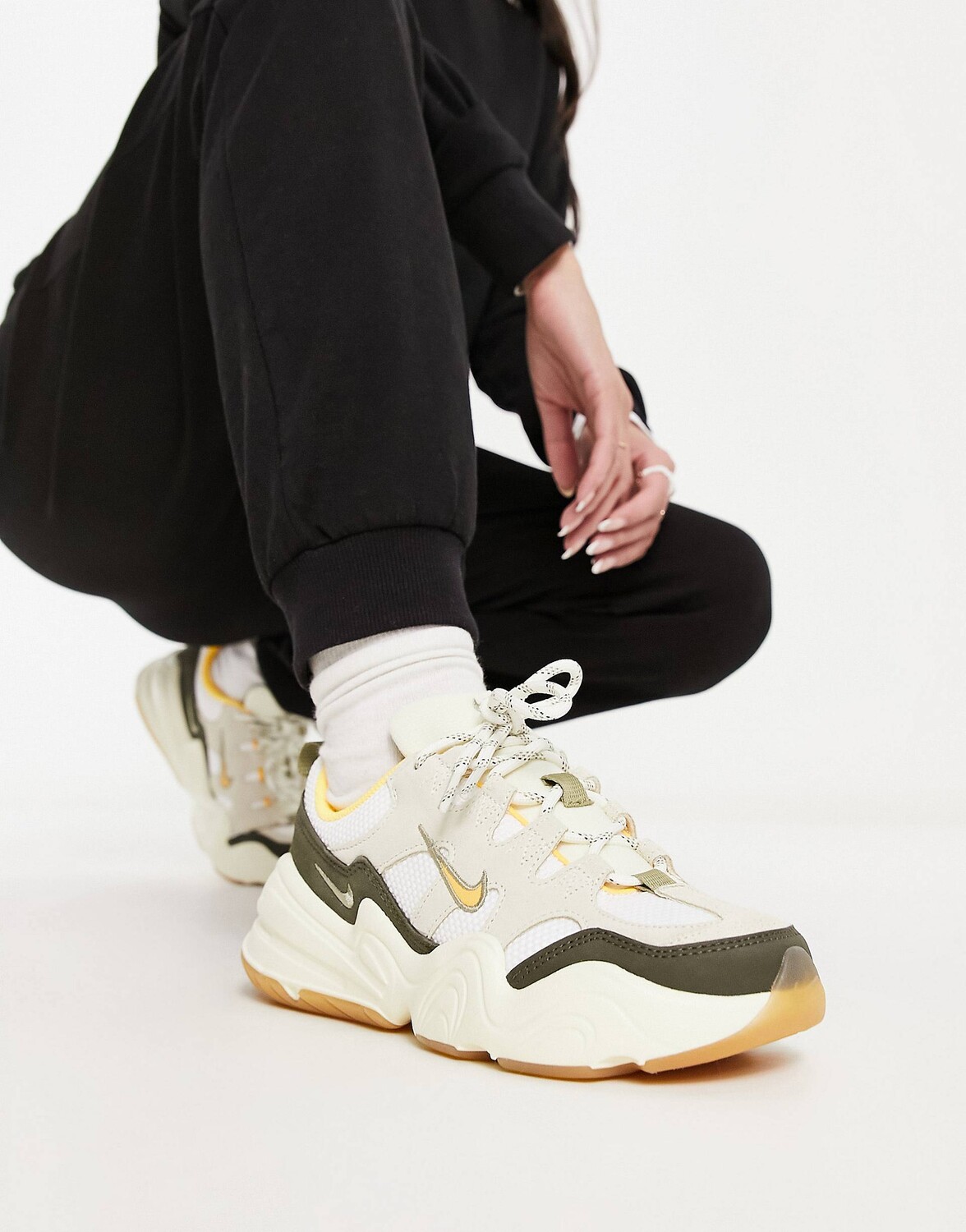 

Кроссовки Nike Tech Hera цвета паруса и карго цвета хаки