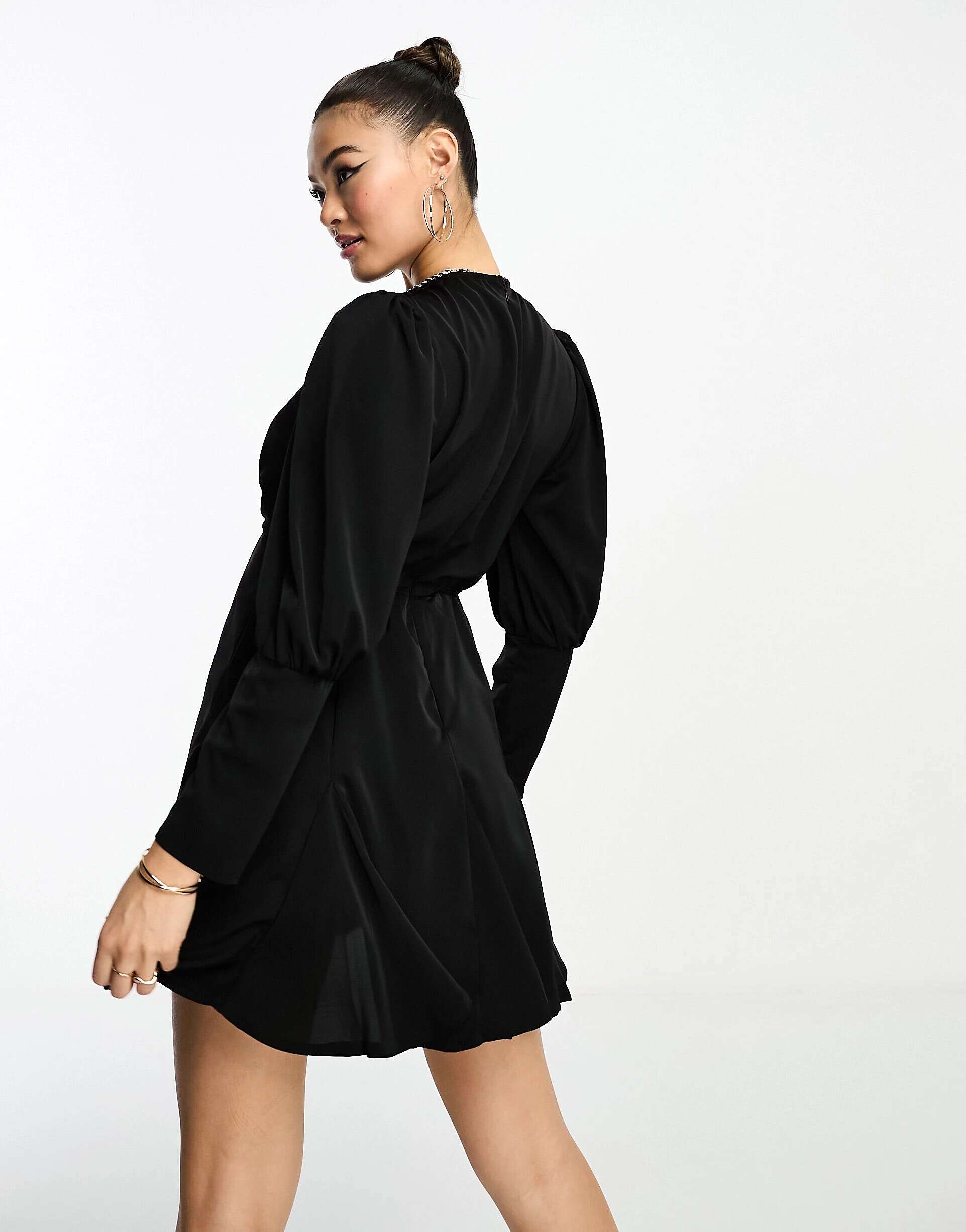 Черное мини-платье с пышными рукавами AX Paris
