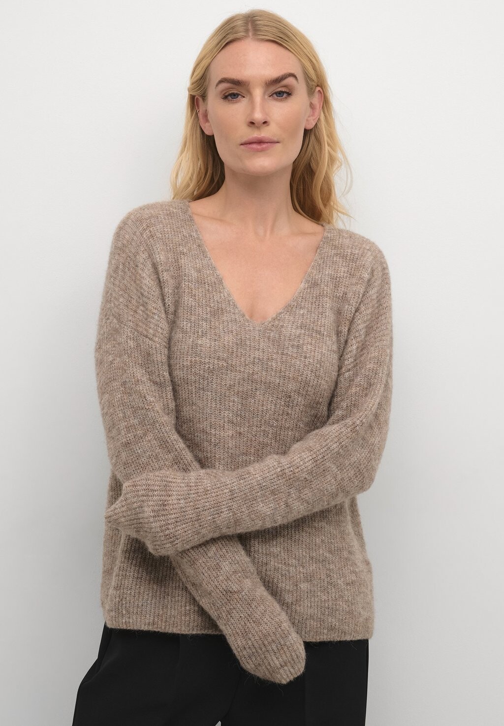

Свитер Juliemw V-Neck My Essential Wardrobe, цвет dune melange