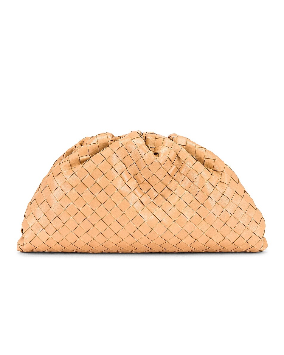 

Сумка-клатч Bottega Veneta The Pouch, цвет Almond & Gold