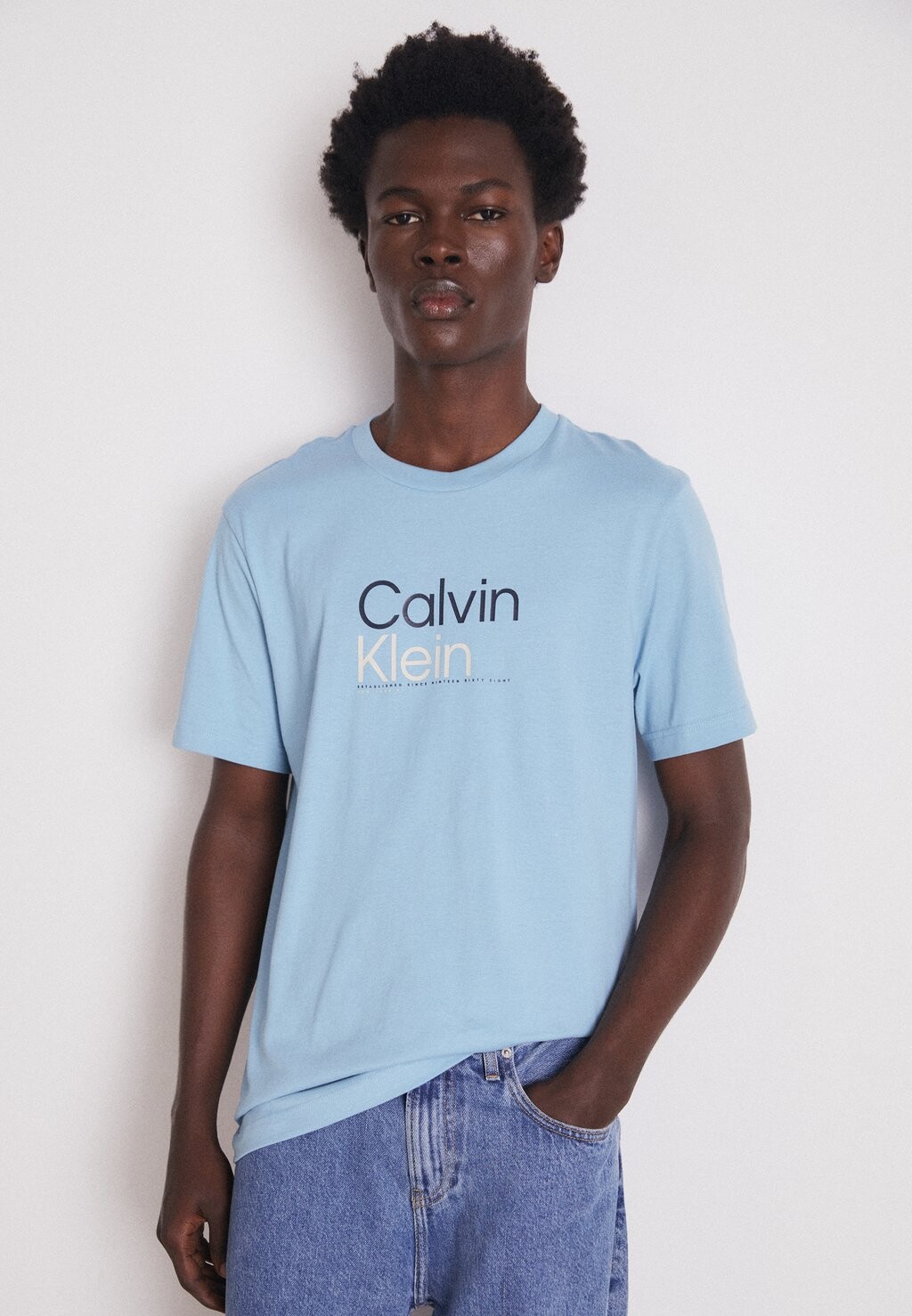 

Футболка с принтом Calvin Klein, светло-синий