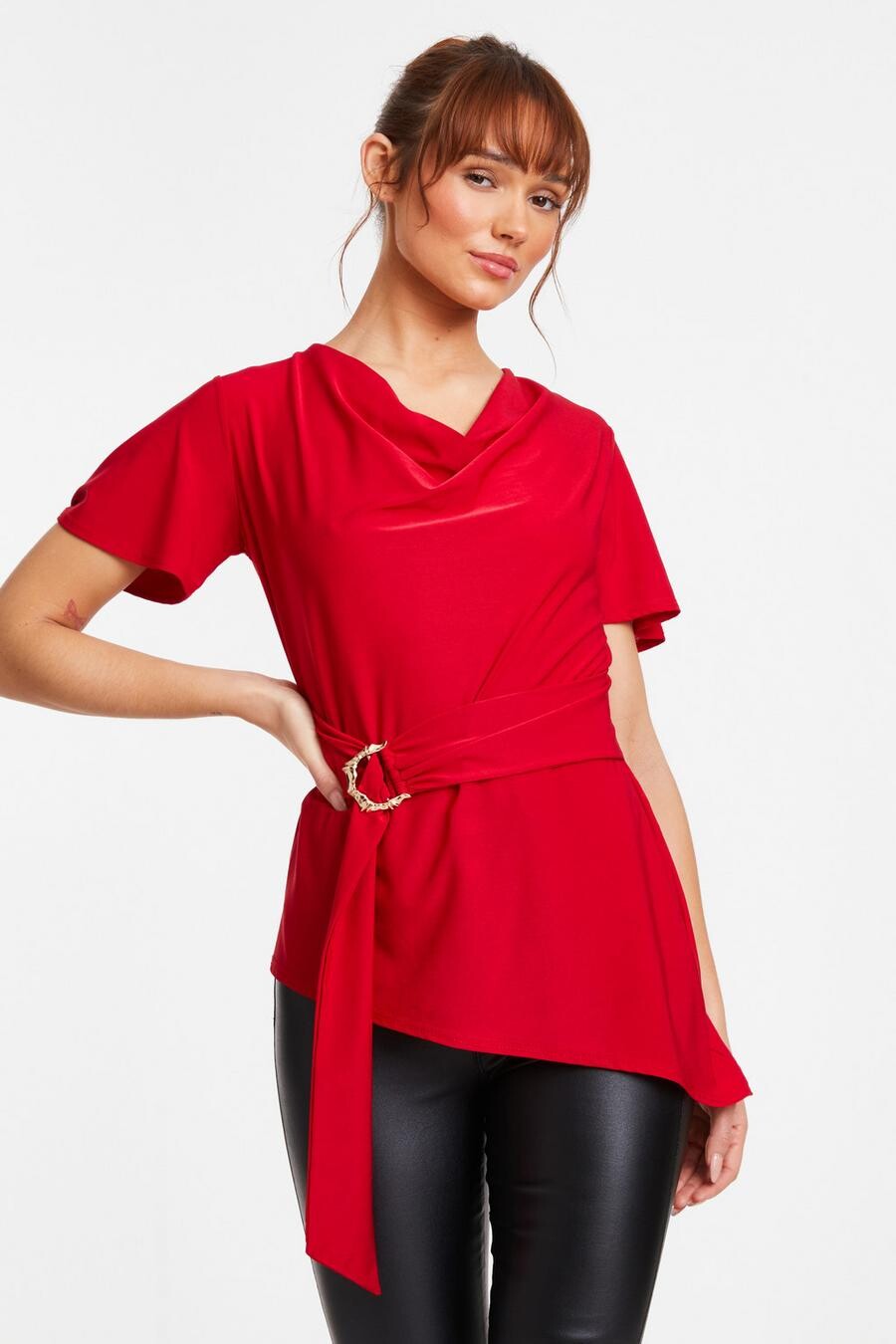

Асимметричный топ с красной пряжкой QUIZ Clothing