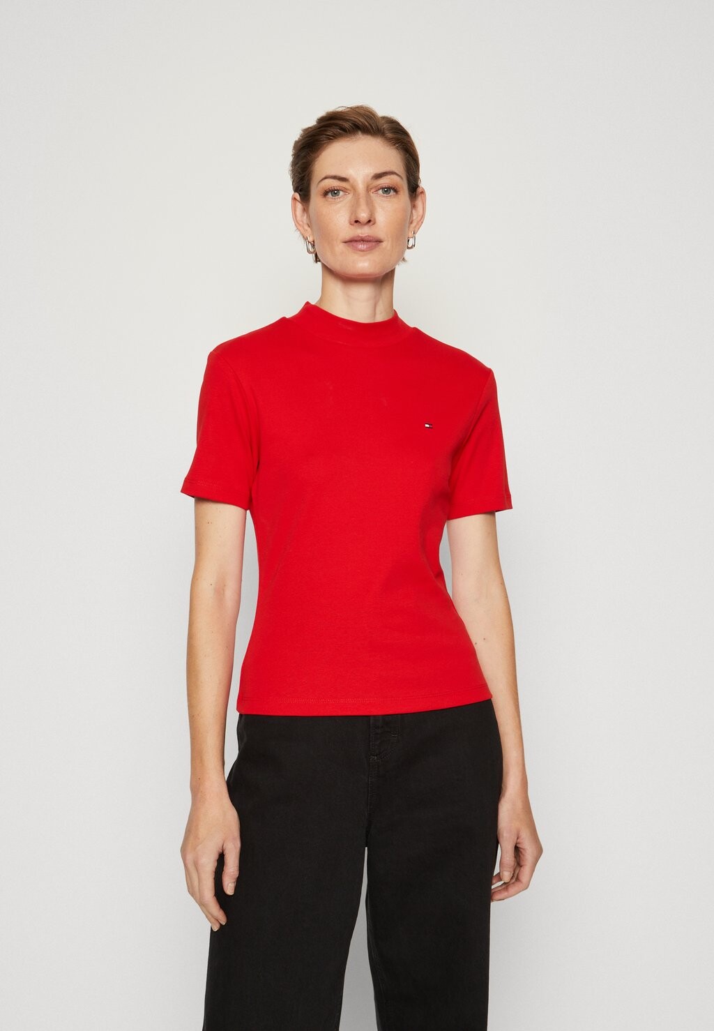 

Базовая футболка NEW CODY SLIM CROP MOCK Tommy Hilfiger, цвет fierce red