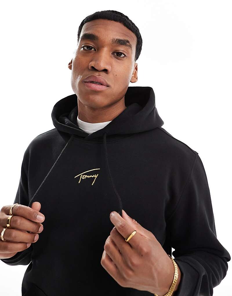 

Черная худи Tommy Jeans с фирменным золотым логотипом