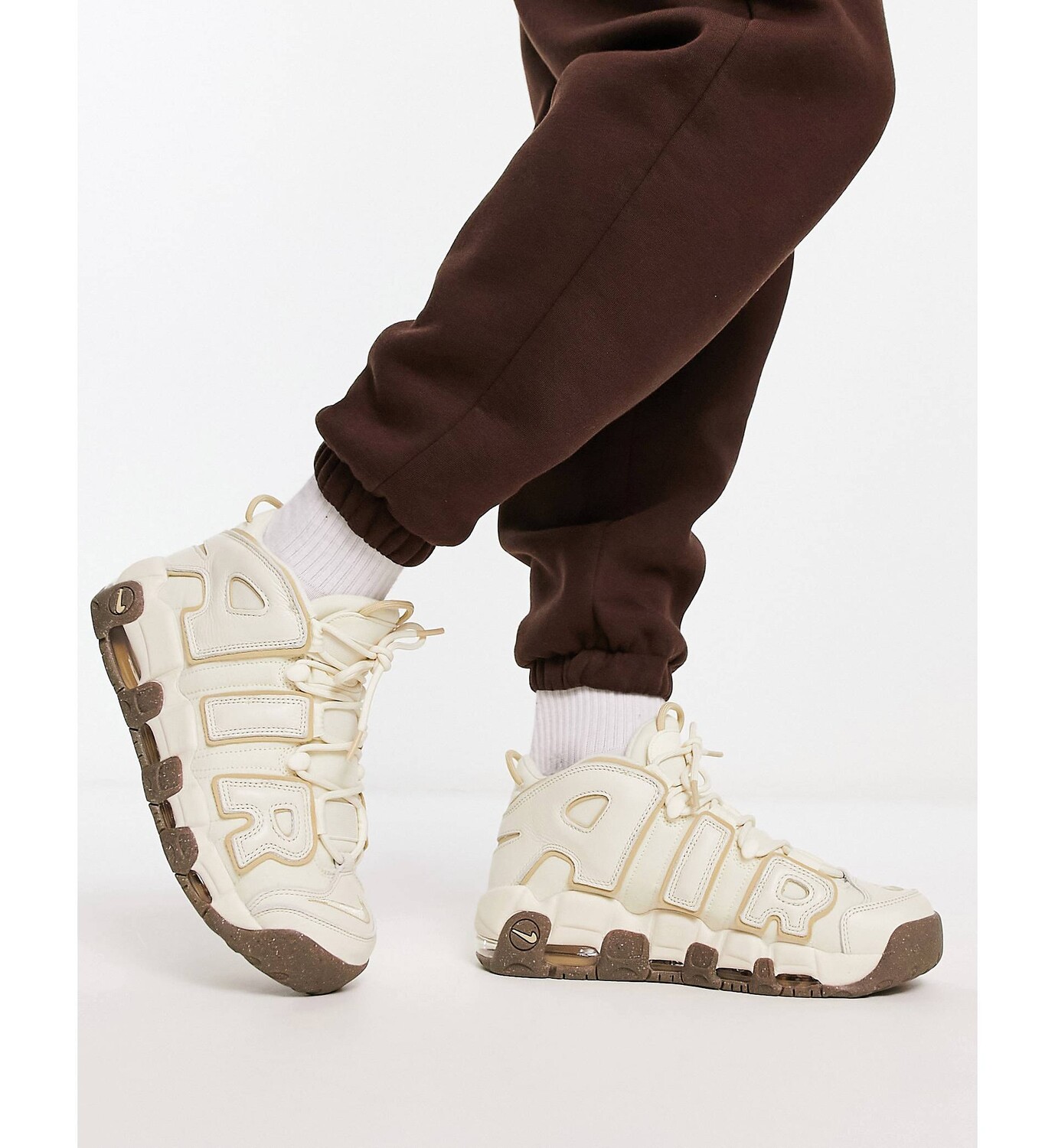 

Кроссовки Nike Air More Uptempo кремового и золотого цвета с резиновой подошвой