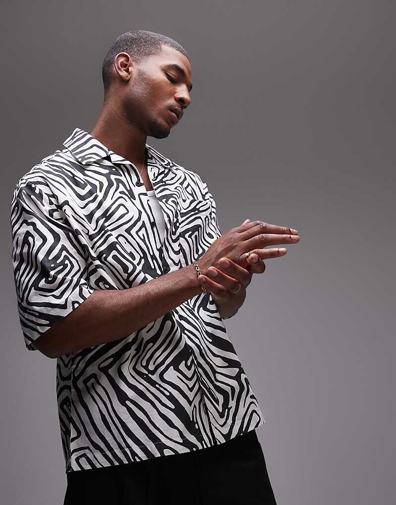 

Topman – черно-белая свободная фестивальная рубашка с короткими рукавами и животным принтом