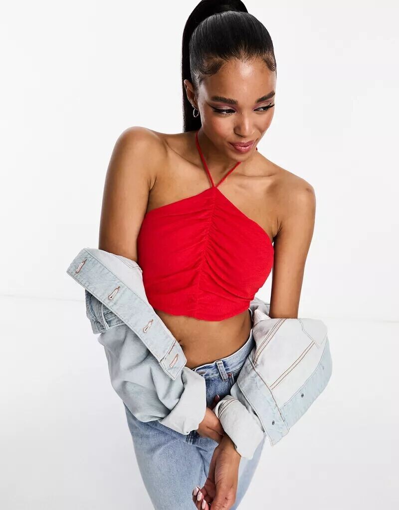 

Красный укороченный топ со сборками и бретельками Pull&Bear