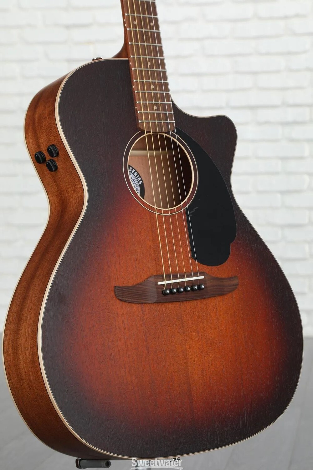 

Новая акусто-электрическая гитара Fender Newporter Special — Honey Burst