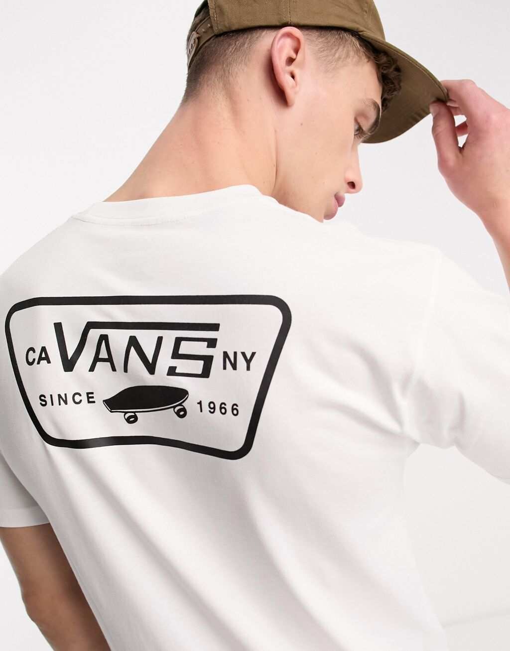 

Белая футболка с нашивкой на спине Vans