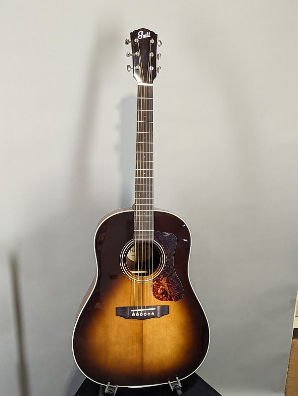 

Акустическая гитара Guild DS-240 Memoir Sloped Shoulder Dreadnought Vintage Sunburst Acoustic Guitar