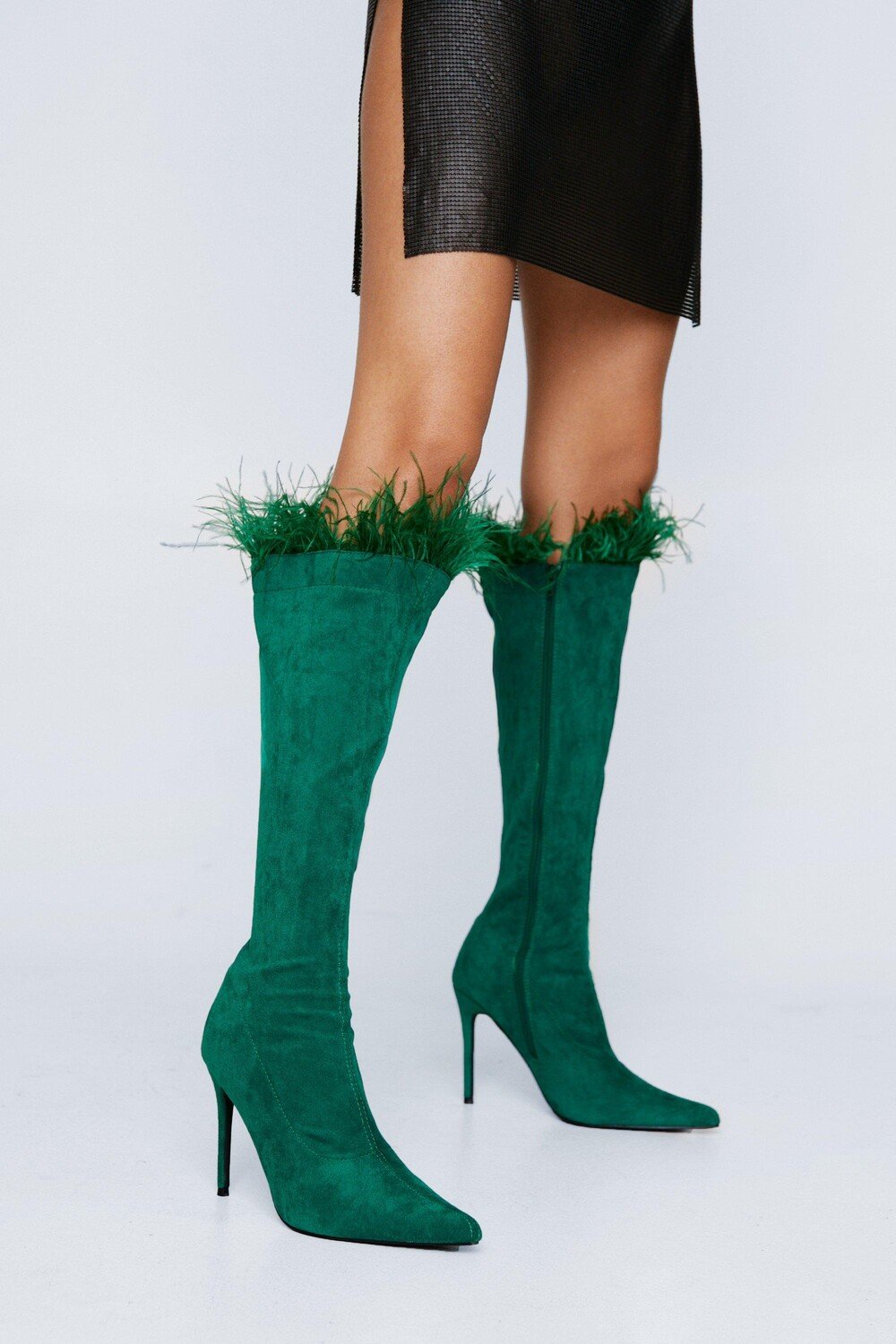 

Сапоги до колена из искусственной кожи с отделкой перьями Nasty Gal, зеленый