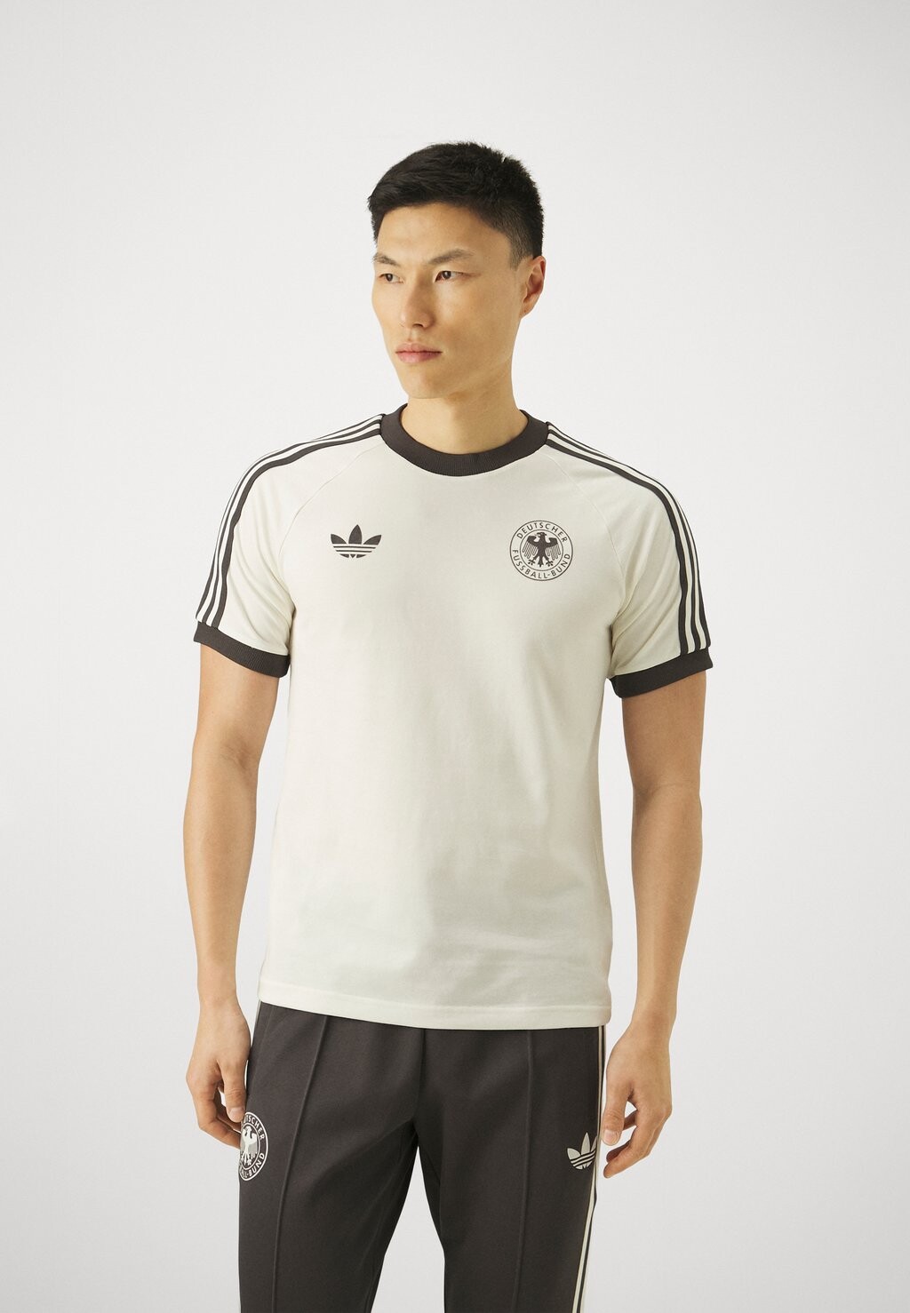 

Футболка с принтом Deutschland Stripe Tee adidas Originals, цвет off white