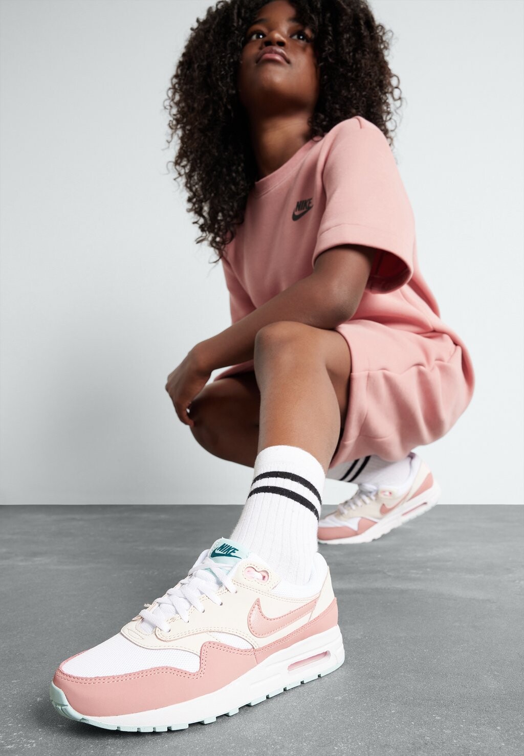 

Низкие кроссовки Air Max 1 Unisex Nike, цвет white/red stardust/guava ice/pink spell/jade ice/geode teal