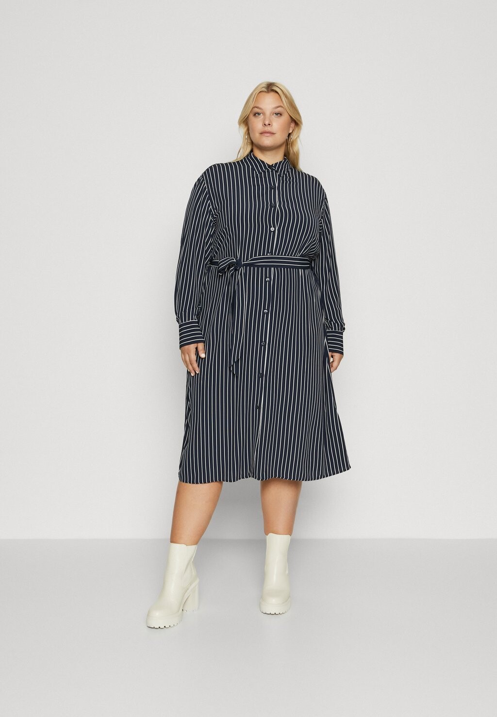 

Классическая рубашка Tommy Hilfiger Curve ПЛАТЬЕ МИДИ, синий