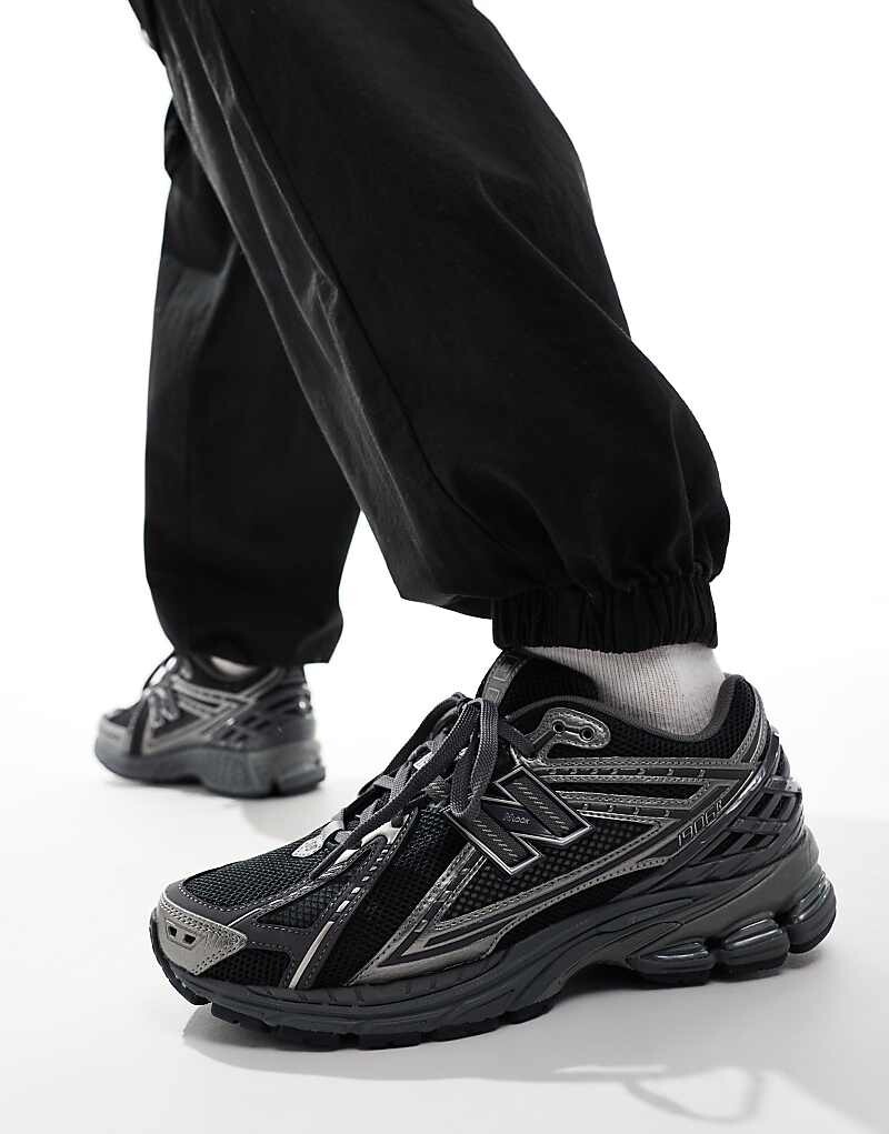 

Черные кроссовки New Balance 1906