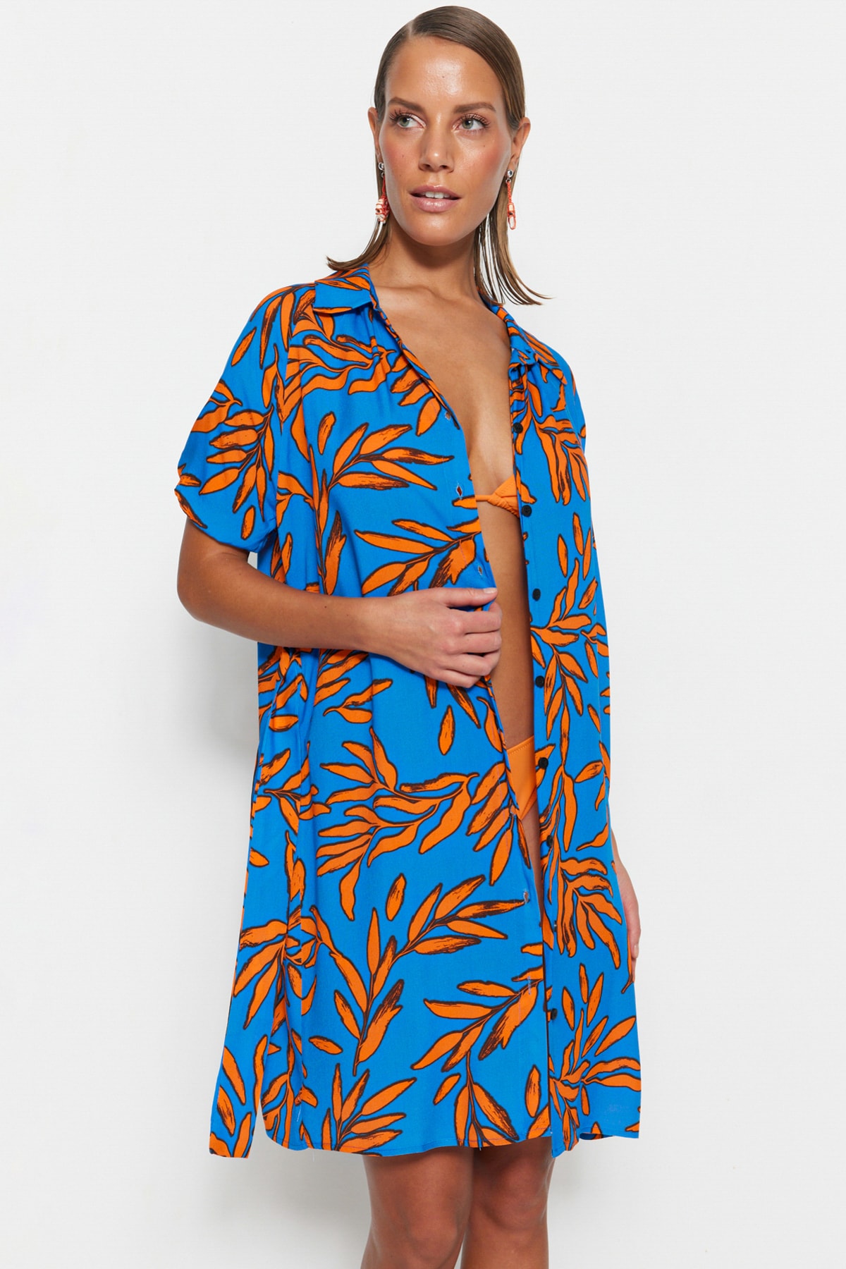 Платье Trendyol пляжное с поясом и цветочным узором, синий/оранжевый платье с фигурным узором и точкой helmidge синий
