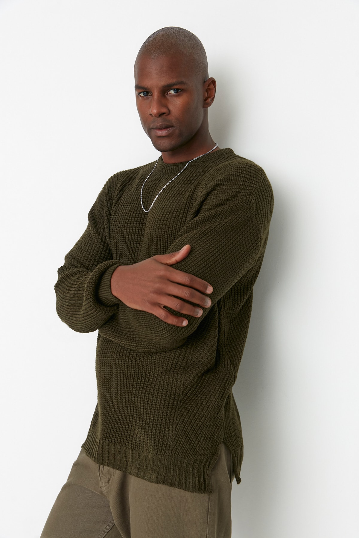 цена Мужской вязаный свитер оверсайз цвета хаки, широкий крой с круглым вырезом и разрезом Trendyol