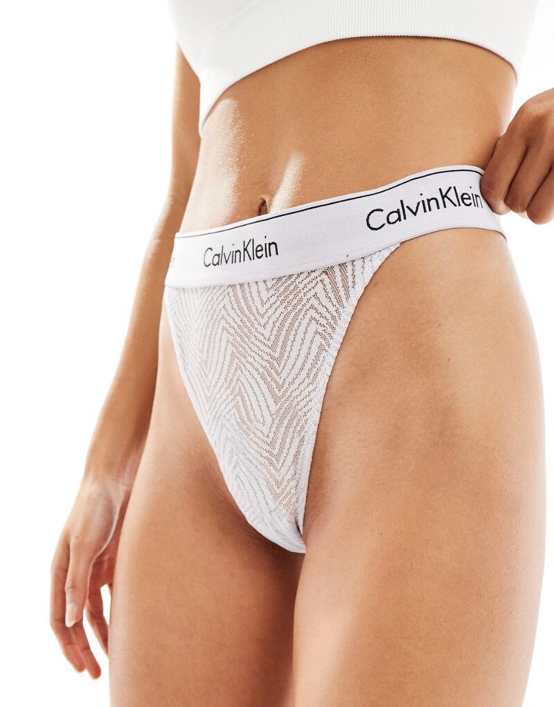 

Лавандовые стринги с современным кружевом Calvin Klein