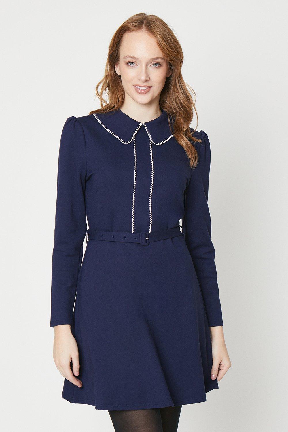 цена Мини-платье Ponte с контрастной строчкой, воротником-фестоном и поясом Oasis, темно-синий