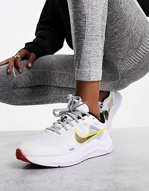 

Белые кроссовки Nike Running Downshifter 12