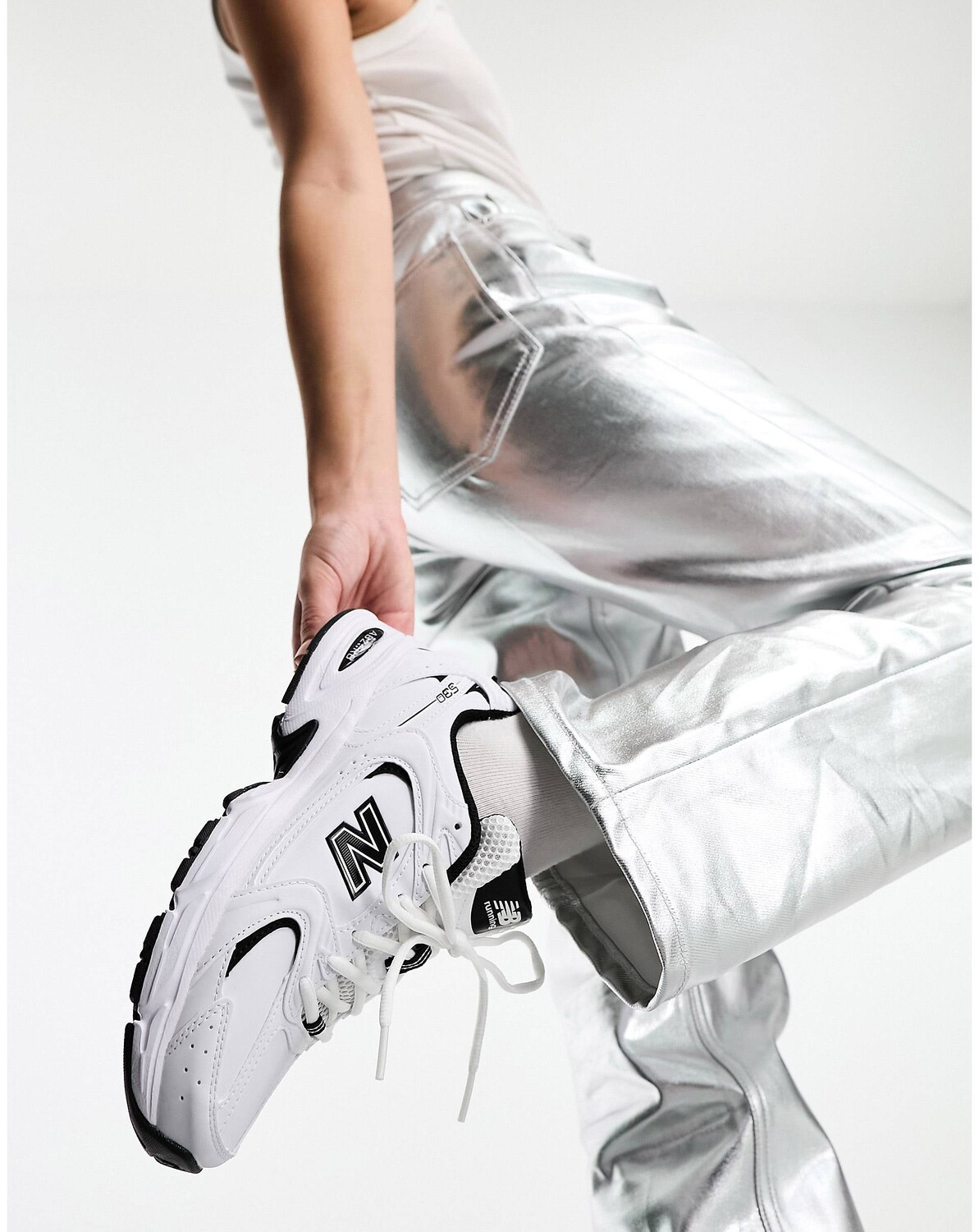 

Бело-черные кроссовки New Balance 530