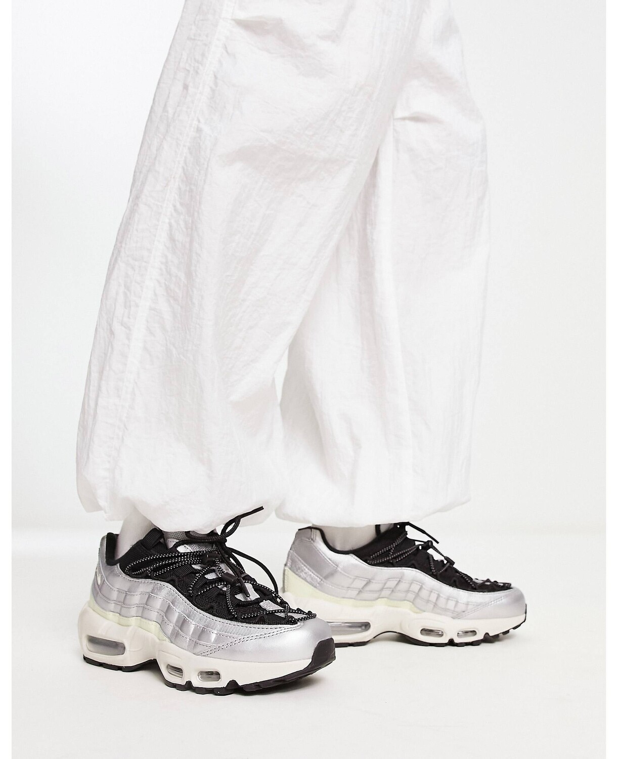 

Кроссовки Nike Air Max 95 серебристого цвета