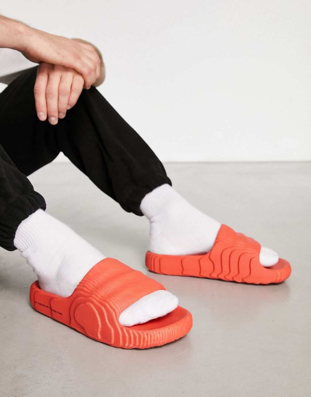

Красные шлепанцы adidas Originals Adilette 22