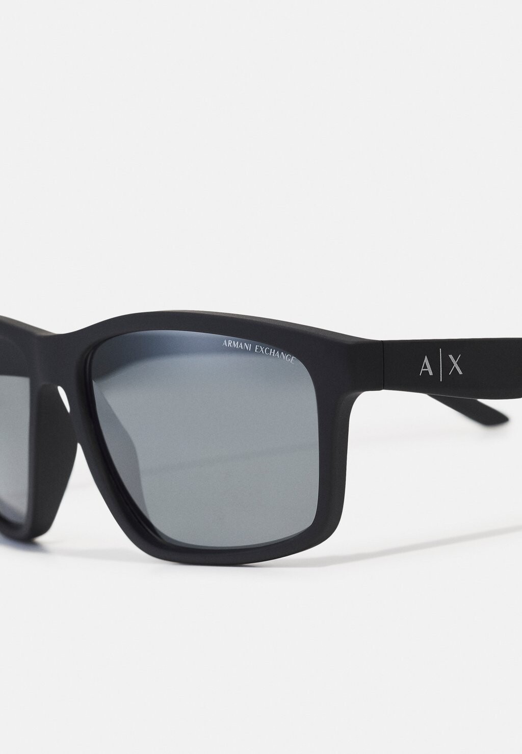 

Солнцезащитные очки Armani Exchange, черный