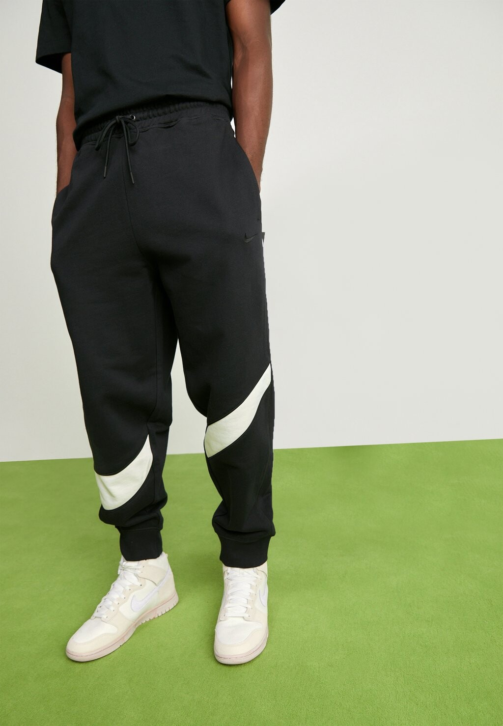 

Спортивные брюки M NK FLC SWOOSH PANT Nike, черный/кокосовое молоко