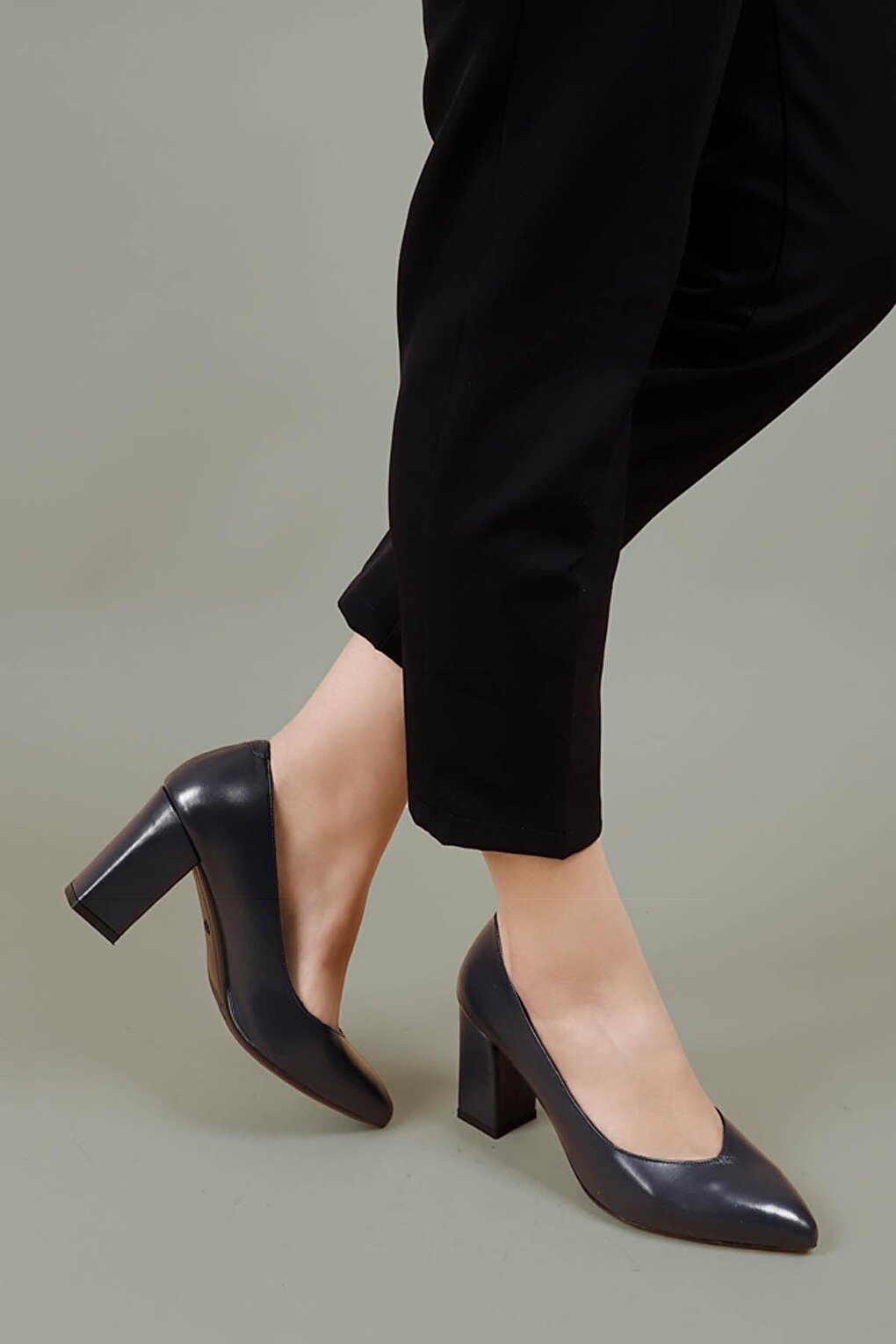 Женские туфли из натуральной кожи с острым носком на высоком толстом каблуке 24171 GÖNDERİ(R), темно-синий