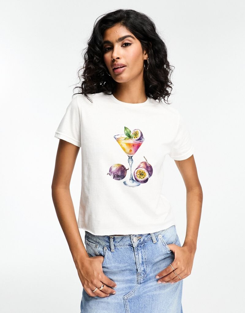 

Белая укороченная футболка ASOS с графическим принтом «напиток и маракуйя»